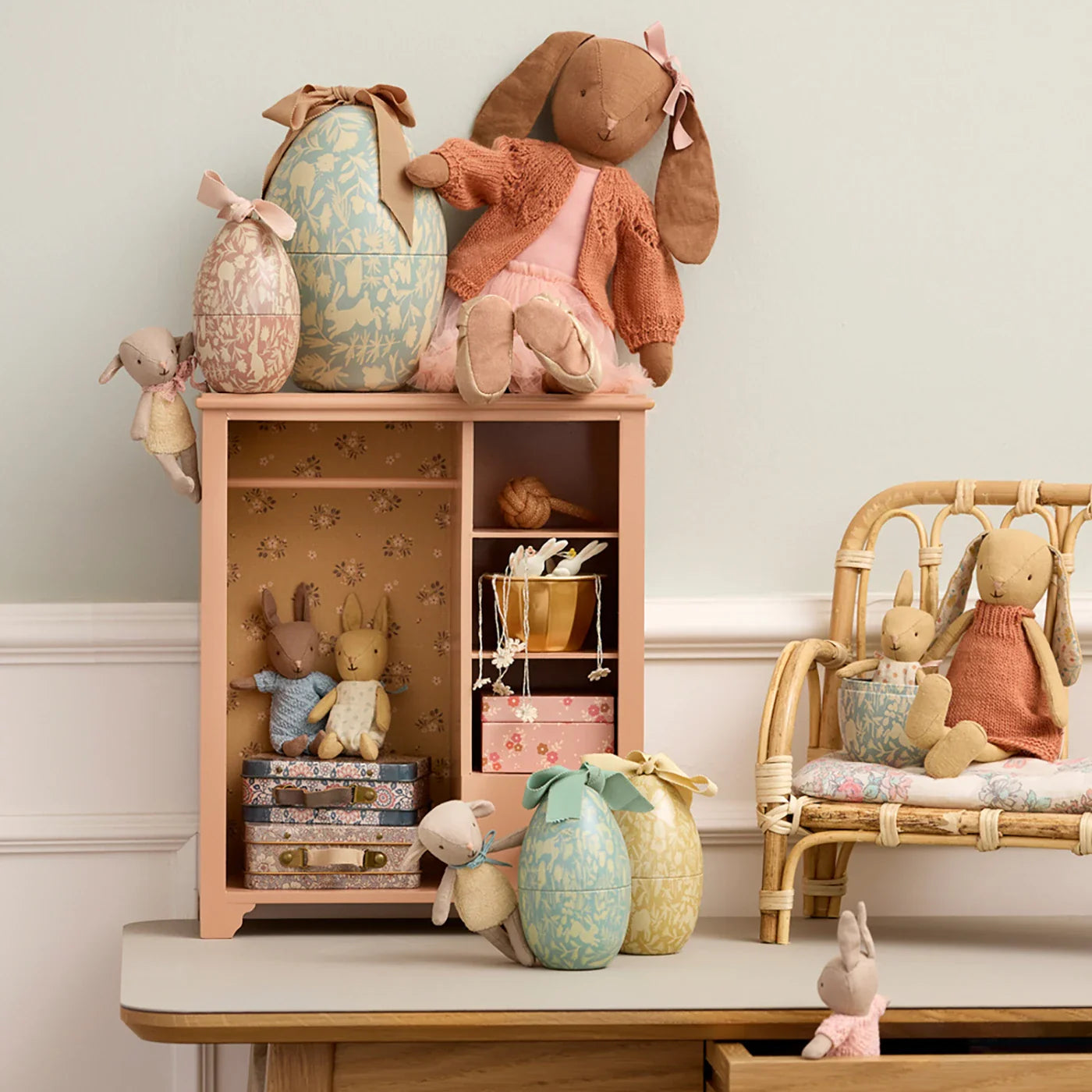 Easter egg with micro rabbit Ostern